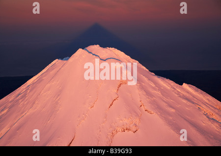 Alpenglühen am Gipfel des Mt Taranaki Mt Egmont bei Dämmerung und Schatten Taranaki Nordinsel Neuseeland Antenne Stockfoto