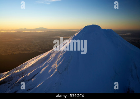 First Light am Gipfel des Mt Taranaki Mt Egmont mit Mts Ngauruhoe und Ruapehu im weit Abstand Nordinsel Neuseeland Stockfoto