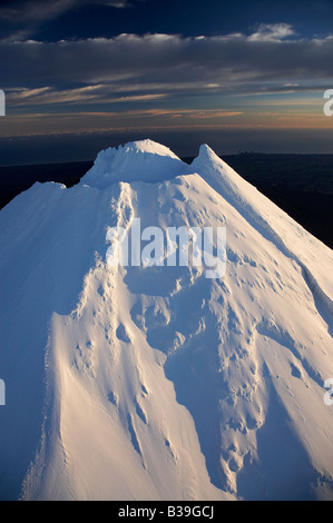 Erstes Licht auf Gipfel Mt Taranaki Mt Egmont Taranaki Nordinsel Neuseelands Antenne Stockfoto