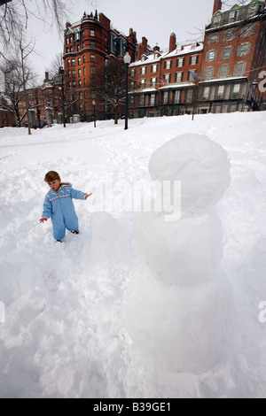 Ein Kind spielt auf Boston Common, Schneemann Stockfoto