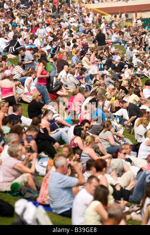 Leute sitzen an der Promenade am Strand Seaburn während der Sunderland International Airshow 2008. Stockfoto