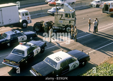California Highway Patrol Offiziere führen Untersuchung bei Autobahn-Unfall mit großen LKW Stockfoto