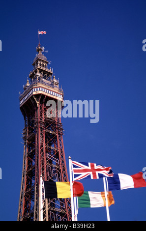 Blackpool Tower und europäischen Flaggen, Blackpool, Lancashire, England Stockfoto