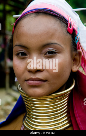 Porträt einer Frau Padong langen Hals Stockfoto