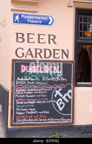 Pub Schild Werbung der Biergarten und das Essen auf einer Tafel in Norwich, Norfolk, Großbritannien Stockfoto