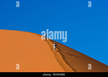 Klettern Düne 45 im Namib-Naukluft-Nationalpark, Namibia Stockfoto