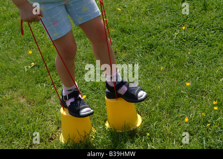 Nahaufnahme von Kindes Beinen auf Stelzen Stockfoto