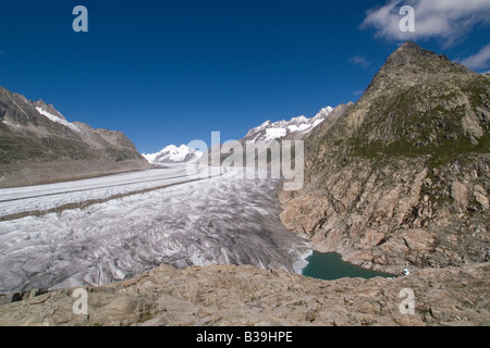 Panoramablick über die Aletschglacier mit den Gletscherrandsee und die umliegenden Berge Stockfoto