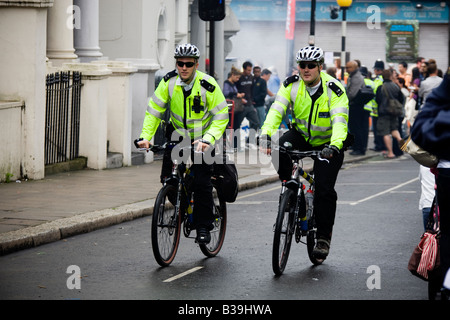 Zwei Offiziere der London Metropolitan Police Force Patrol auf Fahrrädern Stockfoto