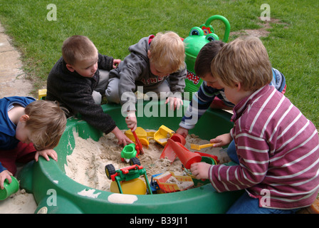 Gruppe von Kindern beim Spielen im Sandkasten Stockfoto