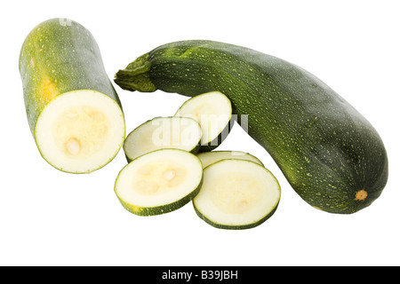 In Scheiben geschnittene Zucchini oder Zucchini isoliert auf weißem Hintergrund Stockfoto