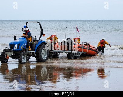 Cromer inshore lifeboat von Strand von Traktor norfolk England Großbritannien ausgestoßen Stockfoto