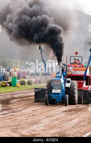 Diesel schwarzen Rauch Motor Traktor pulling Stockfoto