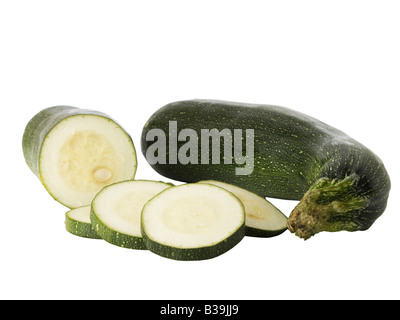 In Scheiben geschnittene Zucchini oder Zucchini isoliert auf weißem Hintergrund Stockfoto