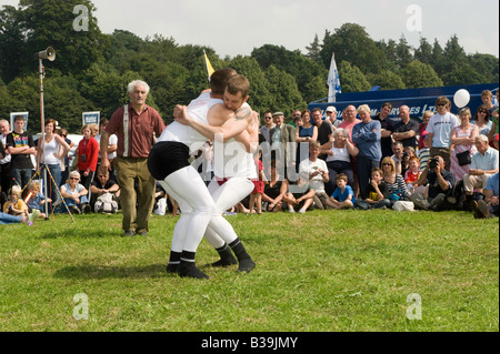 Cumberland und Westmorland Wrestling bei einer Landwirtschaftsausstellung in Cumbria Stockfoto