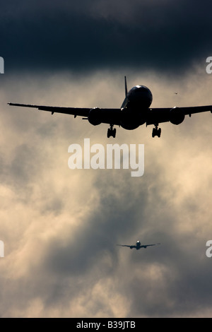 Kommerzielle Flugzeuge landen während infolge Turbulenz Formen hinter Schlange. Flughafen London Heathrow UK Stockfoto