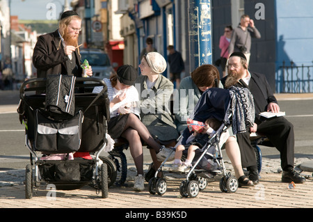 orthodoxen chassidischen jüdischen Familie im Sommer Urlaub Aberystwyth Wales UK Stockfoto