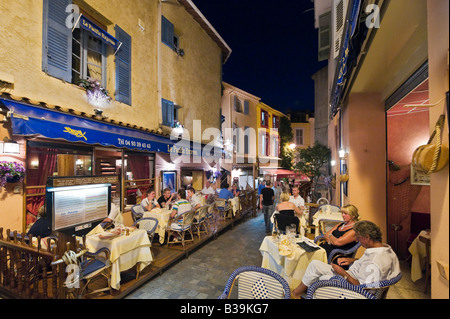 Resaurant auf der Rue du Suquet in der Altstadt (Le Suquet) bei Nacht, Cannes, Côte d ' Azur, Provence, Frankreich Stockfoto