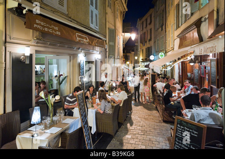 Resaurant auf der Rue du Suquet in der Altstadt (Le Suquet) bei Nacht, Cannes, Côte d ' Azur, Provence, Frankreich Stockfoto