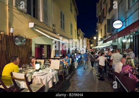 Resaurant auf der Rue du Suquet in der Altstadt (Le Suquet} bei Nacht, Cannes, Côte d ' Azur, Provence, Frankreich Stockfoto