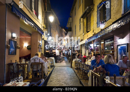 Resaurant auf der Rue du Suquet in der Altstadt (Le Suquet) bei Nacht, Cannes, Côte d ' Azur, Provence, Frankreich Stockfoto