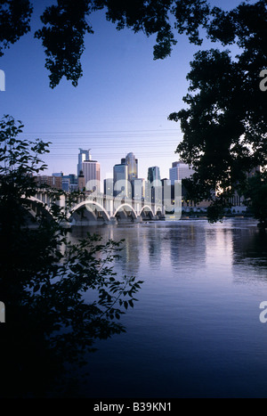 ANSICHT DER THIRD AVENUE BRIDGE, MISSISSIPPI RIVER UND DIE SKYLINE VON MINNEAPOLIS, MINNESOTA.  SOMMERABEND. Stockfoto