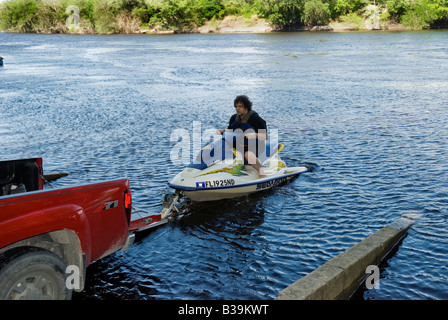 Jet Ski Start seines Faches Anhänger hinter Pickup-Truck auf dem Suwannee River Rock Bluff Florida Stockfoto