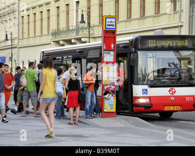 Fluggästen die Buslinie 133 an der Haltestelle Platz der Republik in Sommernachmittag in Prag Stockfoto