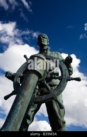 Die Statue eines Seemannes auf dem Handelsmarine-Denkmal in South Shields, England. Stockfoto