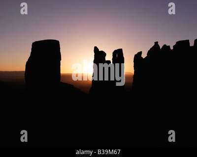 Malerischen Sonnenuntergang Landschaft der Tafelberge im Monument Valley in der Nähe der Grenze zwischen Arizona und Utah Vereinigte Staaten von Amerika Stockfoto