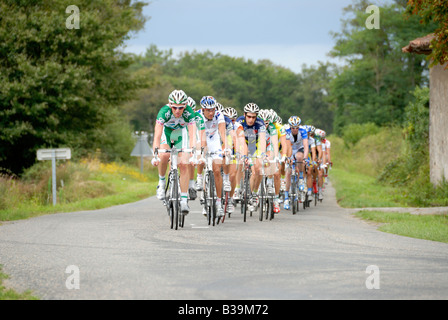 Stock Foto von einer Gruppe von Radfahrern im Wettbewerb mit der französischen Tour de Limousin-Straßenrennen Stockfoto