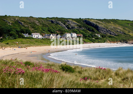 Menschen am Strand von Port Eynon Gower Stockfoto