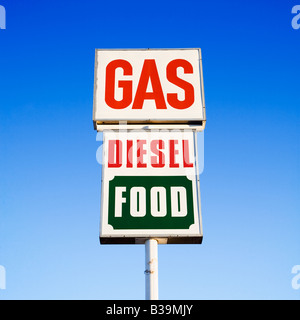 Unterschreiben Sie gegen blauen Himmel, der Gas-Diesel und Essen liest