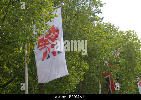 2012 spielen in London Oylmpic Flagge und Union Jack-Flagge hängen in der Mall London England 2008 Stockfoto