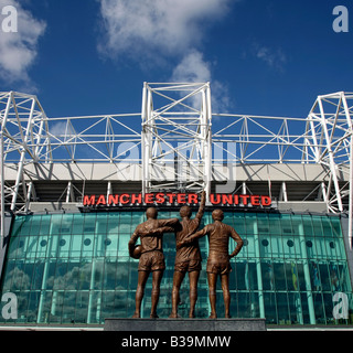 Bronze Statuen von Manchester United-Legende Sir Bobby Charlton "Denis Law" und "George Best", "Old Trafford", Manchester Stockfoto