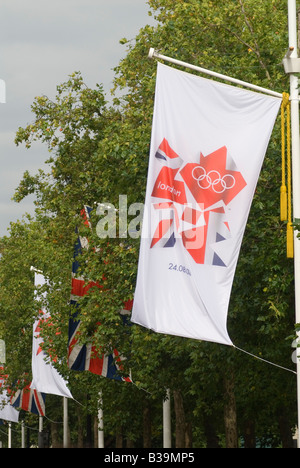 2012 spielen in London Oylmpic Flagge und Union Jack-Flagge hängen in der Mall London England HOMER SYKES Stockfoto