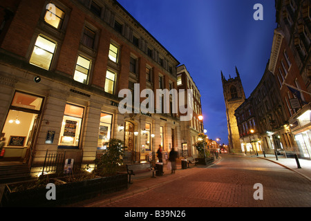 Stadt von Derby, England. Nacht Eisentor Eigenschaften und Architektur, mit Derby Allerheiligen Kathedrale im Hintergrund anzeigen. Stockfoto