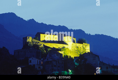 Burg und Stadt Blick bei Nacht, Corte, Haute Corse, Korsika, Frankreich. Stockfoto