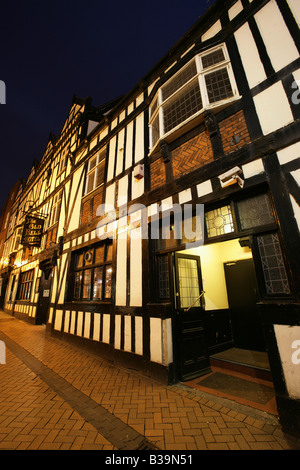 Stadt von Derby, England. Abends Blick Old Bell Hotel am Derby Sadler Tor. Stockfoto