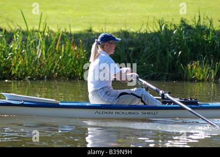 Frau Rudern am Fluss Avon Warwick Warwickshire England UK Stockfoto