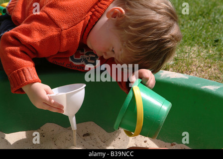 In einem Sandkasten spielendes Kind Stockfoto