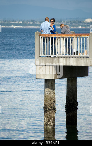 Ein paar genießen Sie den Nachmittag auf dem Mukilteo Fishing Pier in Mukilteo, WA. Stockfoto