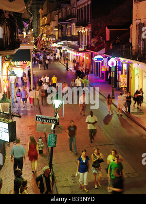 USA, Louisiana, New Orleans, French Quarter Bourbon Street in der Abenddämmerung mit Touristen Stockfoto