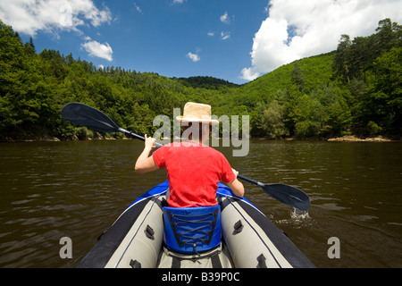 Eine junge Frau, Paddeln am Fluss Sioule (Puy-de-Dôme - Frankreich). Femme Pagayant Sur la Sioule (Puy-de-Dôme - Frankreich). Stockfoto