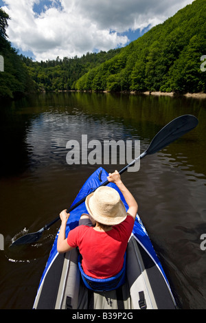 Eine junge Frau, Paddeln am Fluss Sioule (Puy-de-Dôme - Frankreich). Femme Pagayant Sur la Sioule (Puy-de-Dôme - Frankreich). Stockfoto