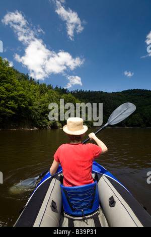 Eine junge Frau, Paddeln am Fluss Sioule (Puy-de-Dôme - Frankreich). Femme Pagayant Sur la Sioule (Puy-de-Dôme - Frankreich). Stockfoto