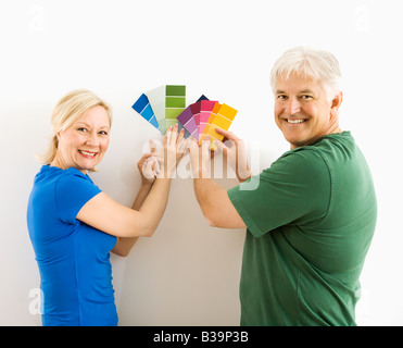 Mittleren gealterten paar hochhalten und Farbkarten zu vergleichen Stockfoto