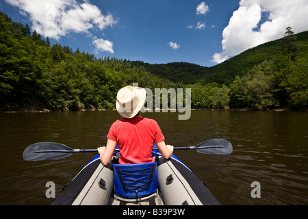 Eine junge Frau, Paddeln am Fluss Sioule (Puy-de-Dôme - Frankreich). Jeune Femme Pagayant Sur la Sioule (Puy-de-Dôme - Frankreich). Stockfoto