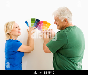 Applying paar vergleichen und diskutieren Farbkarten Stockfoto