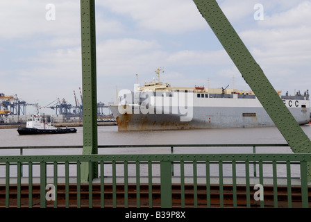 Auto Transport Schiff unter Tow von einem Schlepper im Hafen von Bremerhaven, Bremen, Deutschland. Stockfoto